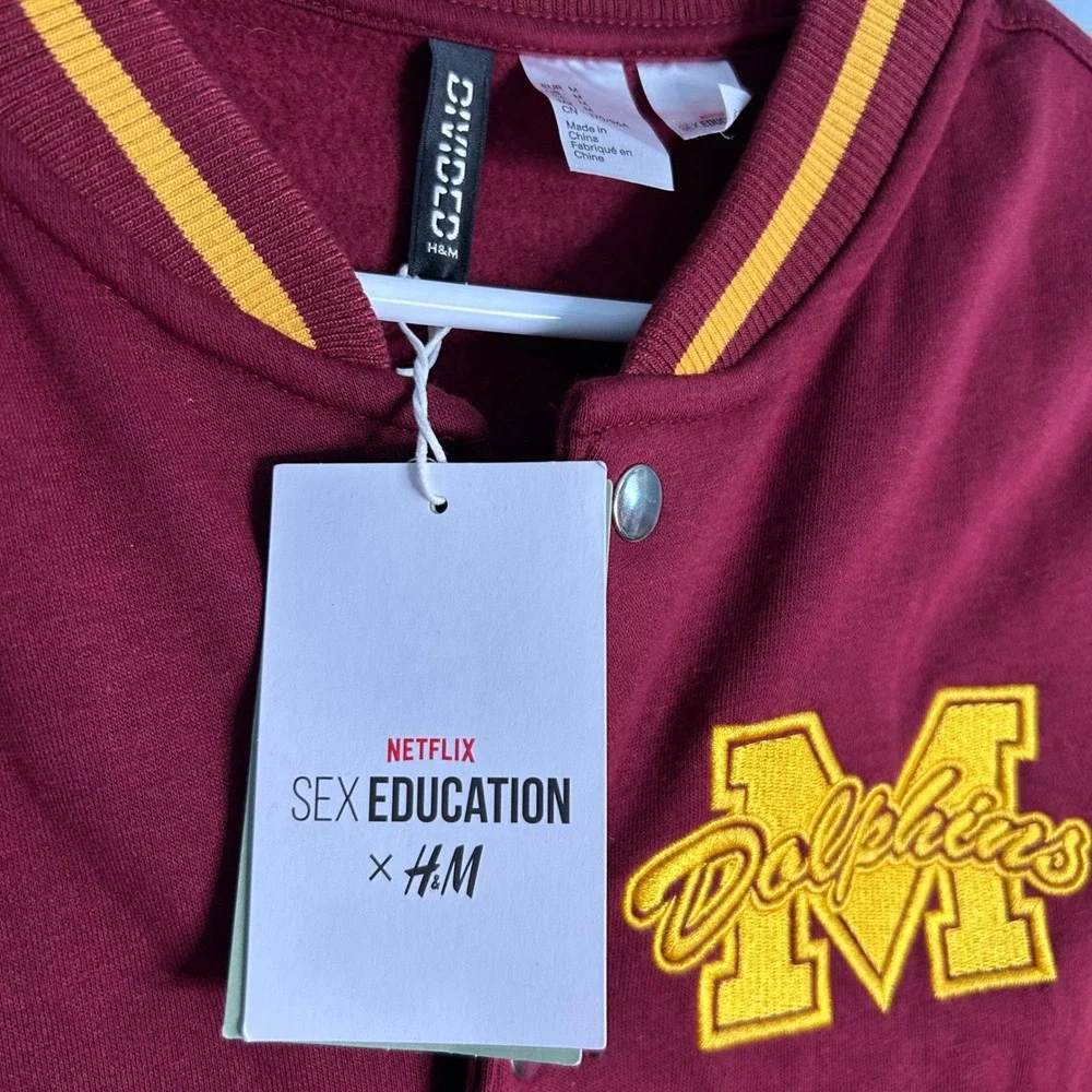 HM Divided Netflix Sex Education Moordale High Dolphins‎ Varsity Vest Burgundy M
